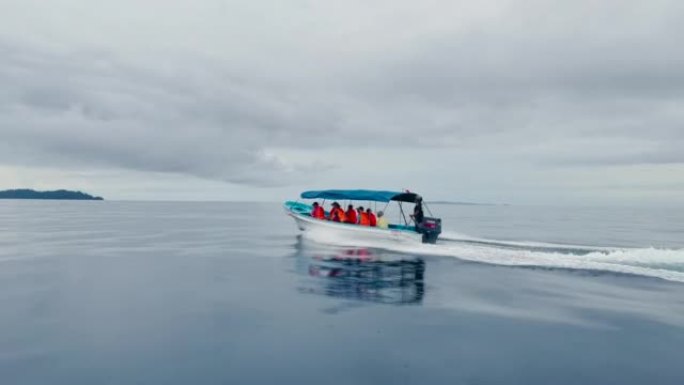 跟随: 旅游船在异国情调的岛屿之旅中带着救生衣的游客