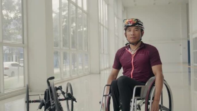 一个快乐的年轻残疾人的肖像正在骑自行车。