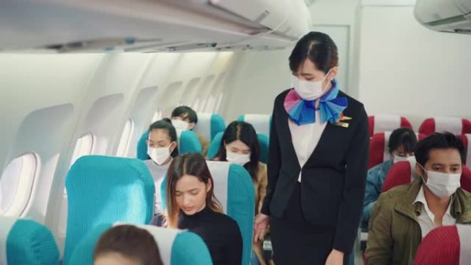 友好的高加索乘务员在旅行中检查乘客时戴防护口罩。