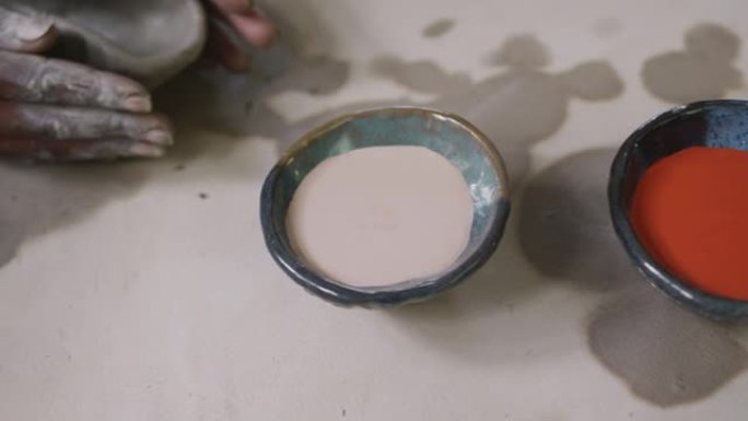 在陶艺工作室制作陶罐的女性陶工的特写镜头