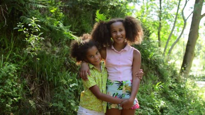 我和我弟弟黑人小女孩野外山林合影合照