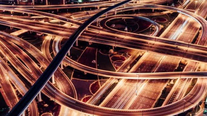 阿联酋迪拜夜间立交桥、地铁和城市交通的T/L鸟瞰图