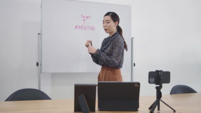 电子学习教授在白板上编写公式