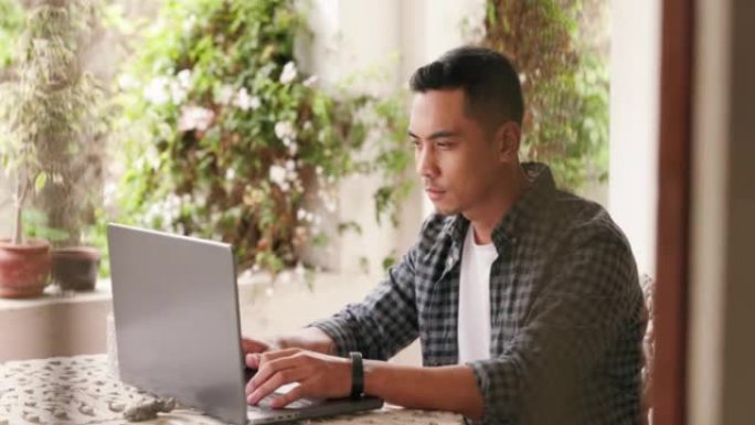 亚洲男子，笔记本电脑和搜索引擎优化自由职业者，从事网页设计，UX编程或在线数字营销创业。编码、软件和