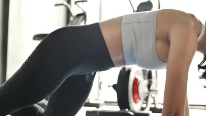 健身女子在健身房锻炼核心肌肉