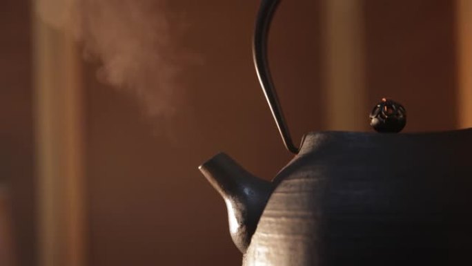 蒸汽铸铁茶壶壶嘴黑色冒着热气沸腾