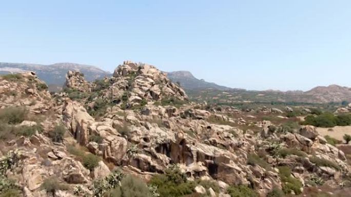 意大利撒丁岛乡村岩石丘陵的鸟瞰图。