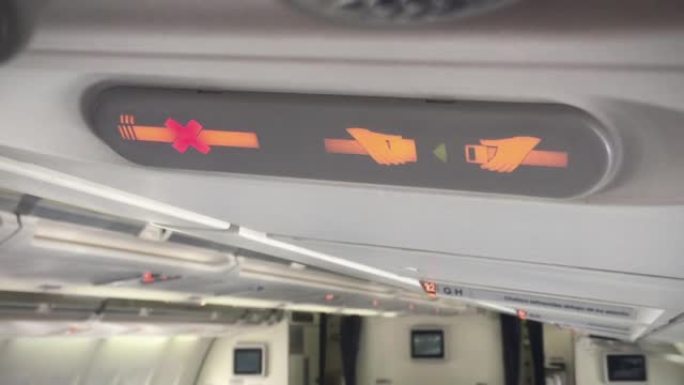 紧急情况下，飞机上没有吸烟标志和安全带标志，冒烟和着火。特写。4k分辨率。
