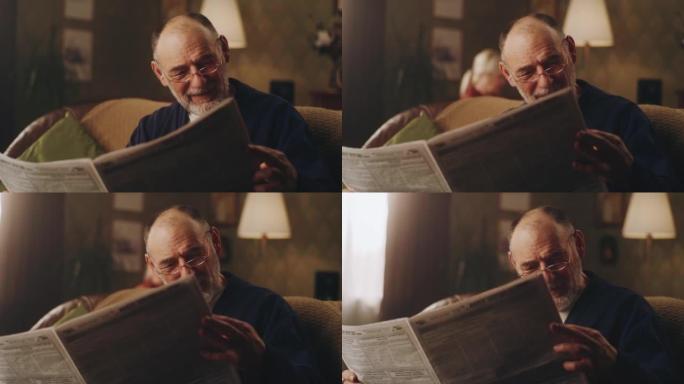 老人坐在沙发上拿着报纸