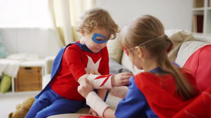 女孩帮助兄弟戴上超级英雄腕带