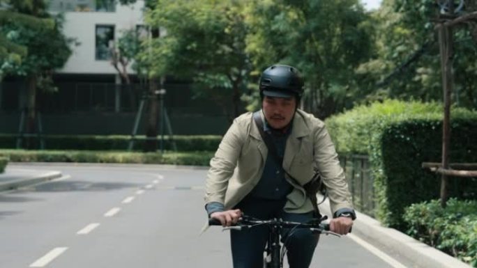 自由职业者每天骑自行车去办公室。