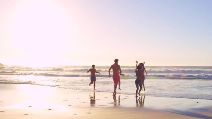 4k视频片段，一群无法识别的朋友在日落时奔向海洋
