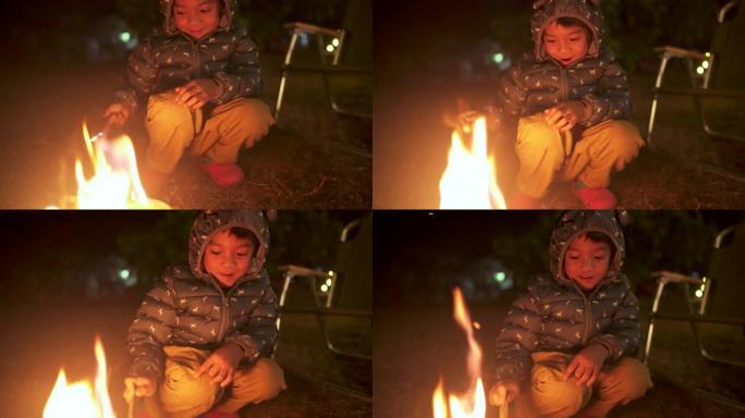 亚洲小男孩在露营时享受篝火