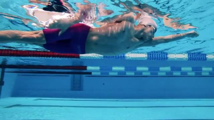 职业男运动员戴护目镜练习水下游泳。体育活动、决心、锻炼、健康生活方式的概念。