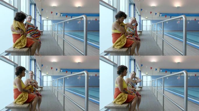 在健身俱乐部放松外国教练游泳池小孩学游泳