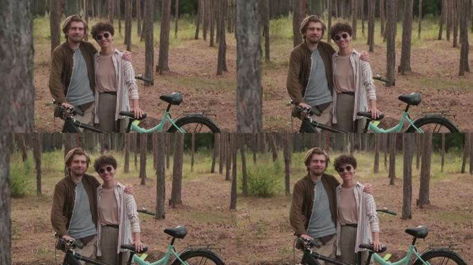 在森林中与自行车的活跃夫妇