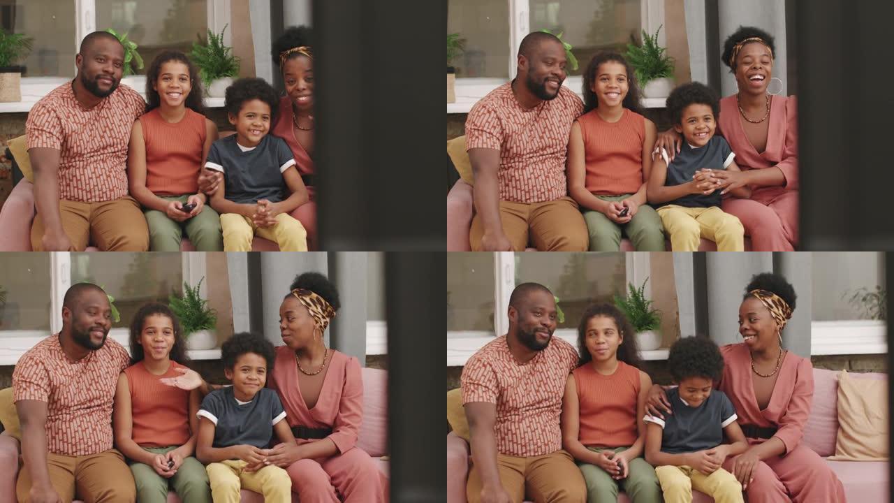 非洲家庭一起看电视