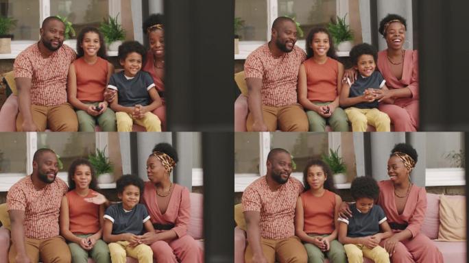 非洲家庭一起看电视