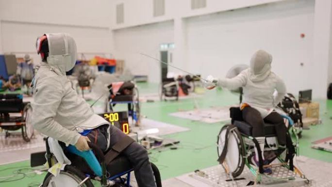 轮椅击剑运动员比赛。