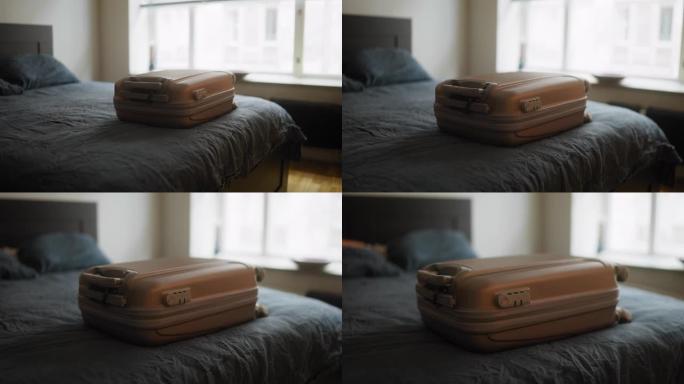 旅行前放在床上的行李袋
