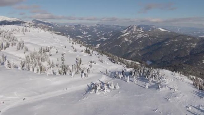 无人机: 飞越Velika Planina的雪山，驶向绿色山谷。