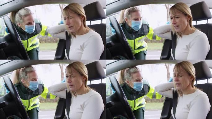 女护理人员帮助女司机在道路交通事故中遭受鞭打颈部伤害