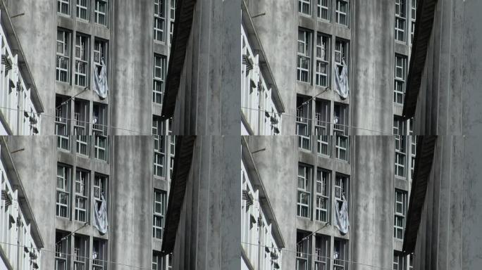 阿根廷布宜诺斯艾利斯省一所旧监狱的床单用作窗帘，悬挂在牢房的窗户上。