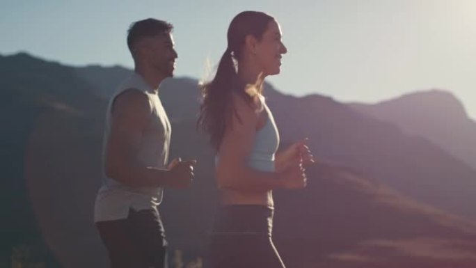 一对年轻夫妇在乡村道路上奔跑的4k视频片段