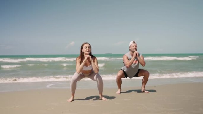 年轻男女在海滩上锻炼