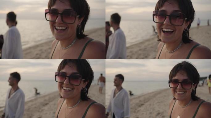 微笑的女人在沙滩上唱歌