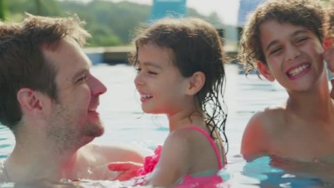 相机追踪暑假在游泳池里放松的多种族家庭的面孔 -- 慢动作拍摄