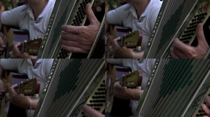 阿根廷一名男子弹奏钢琴手风琴的特写镜头。
