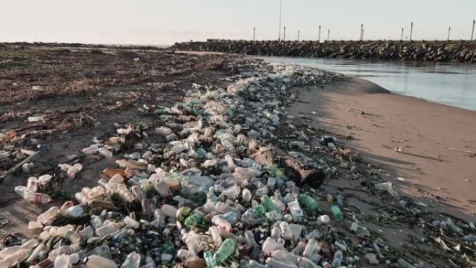 空中特写飞越从河口流入海洋的塑料污染。对海洋和海洋的环境破坏。
