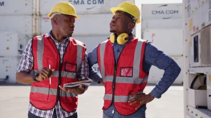 非洲黑人工程师在集装箱货场的货运货运处手持数字平板电脑