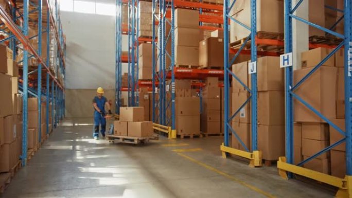 工人使用手动托盘车移动纸板箱，在零售仓库中装有货物的货架之间行走。人们在产品配送物流中心工作。侧视图