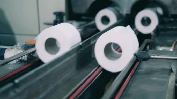 在现代造纸厂沿着传送带移动的纸