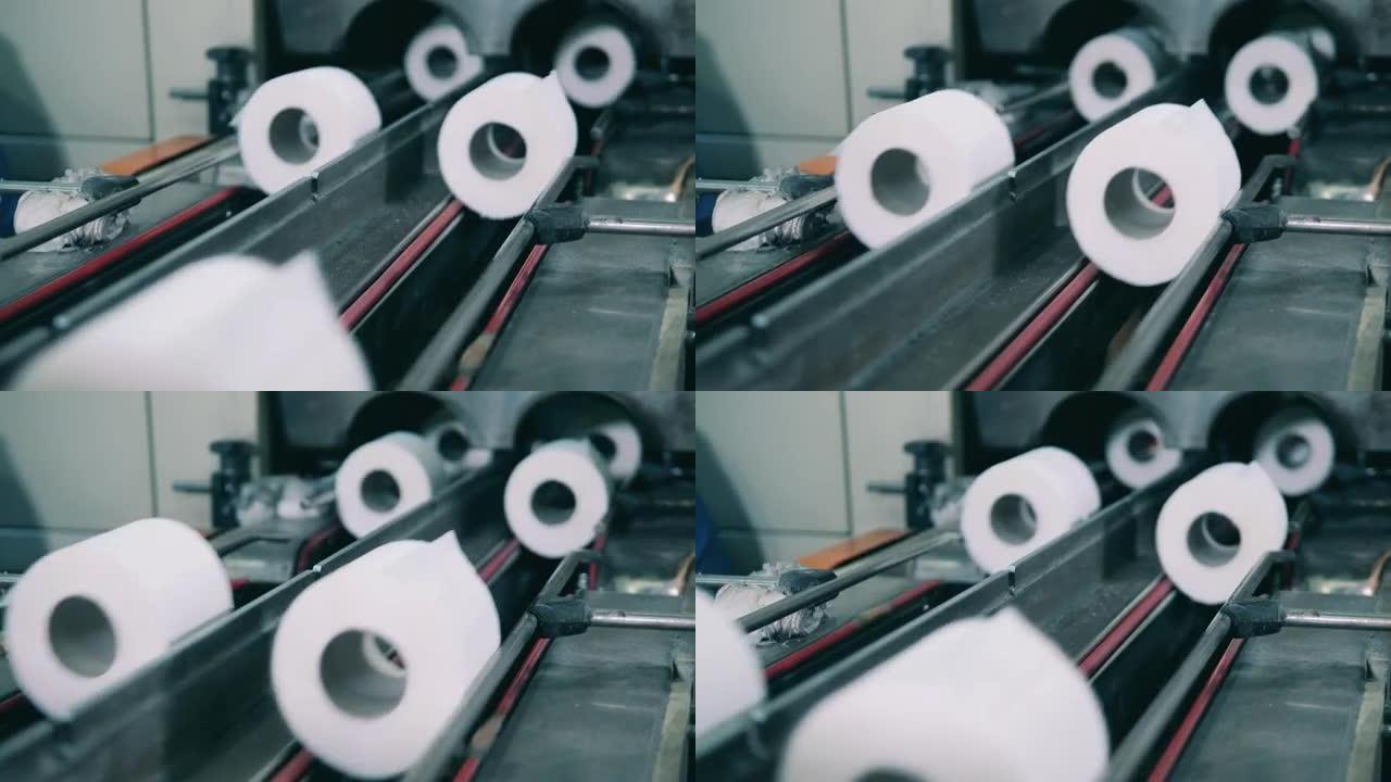在现代造纸厂沿着传送带移动的纸