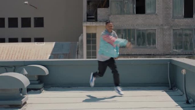 跳舞的人在屋顶上跳霹雳舞嘻哈舞者在城市练习舞蹈表演自由式动作