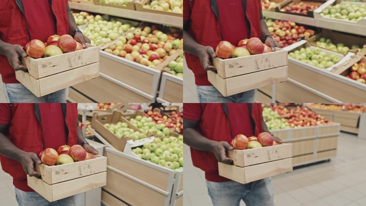 超市工人搬运苹果托盘