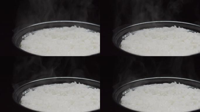 用陶锅煮熟的白米饭