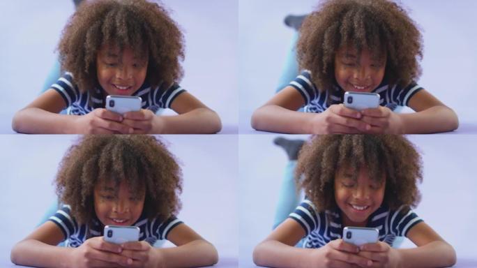 微笑男孩在紫色工作室背景下玩手机的工作室镜头-慢动作拍摄