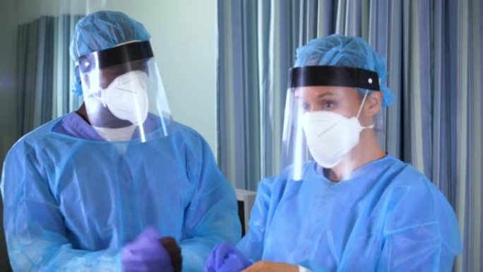 两名PPE医护人员戴上手术手套