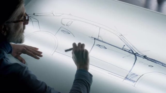 高级设计师在光桌上绘制汽车草图