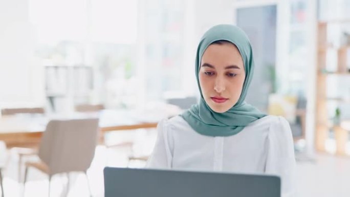 公司穆斯林妇女，笔记本电脑或办公室的电子邮件通信，数字营销或seo与远见。伊斯兰社交媒体专家，移动电