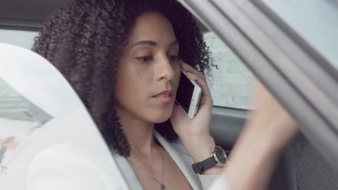 黑人妇女，商务电话和汽车司机，开车去办公室聊天。通过5g手机，智能手机或手机聊天并陷入交通拥堵的南非