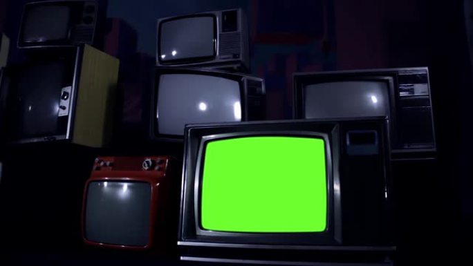 旧电视在许多旧电视中打开带有彩条的绿色屏幕。放大到绿色屏幕。4k分辨率。