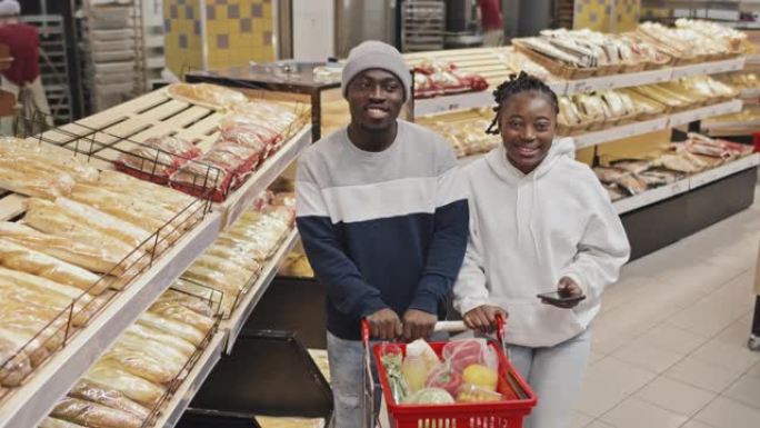 超市面包店的年轻黑人夫妇的肖像