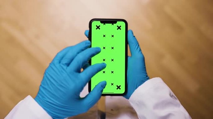 医生使用智能手机-色度键绿屏