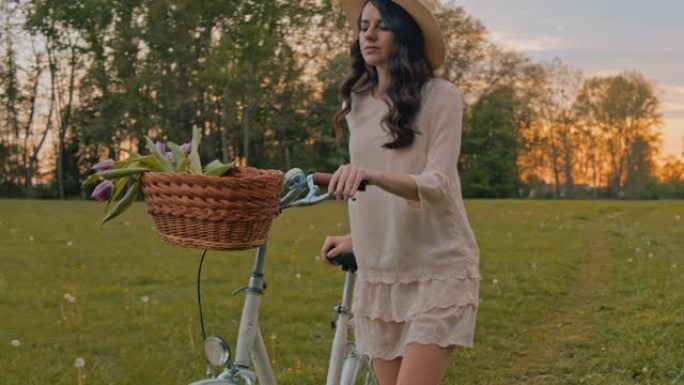 SLO MO WS年轻女子骑自行车穿过草地
