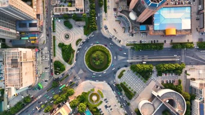 城市圆形十字路口的鸟瞰图